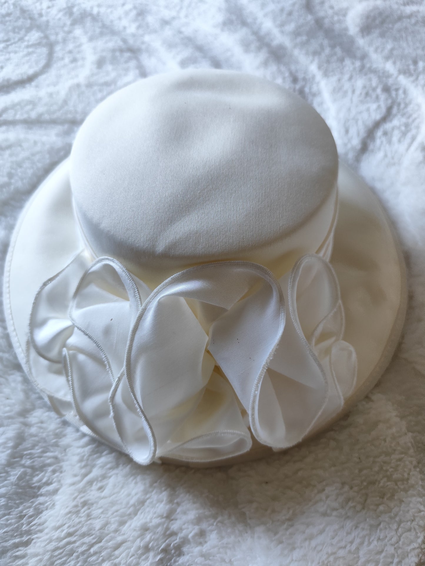 Chapeau de cérémonie vintage ivoire – bord large & fleur