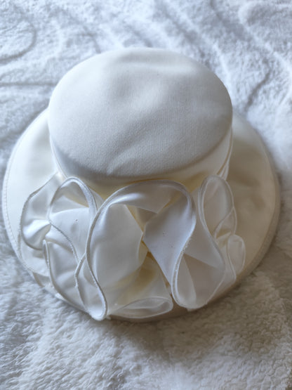 Chapeau de cérémonie vintage ivoire – bord large & fleur