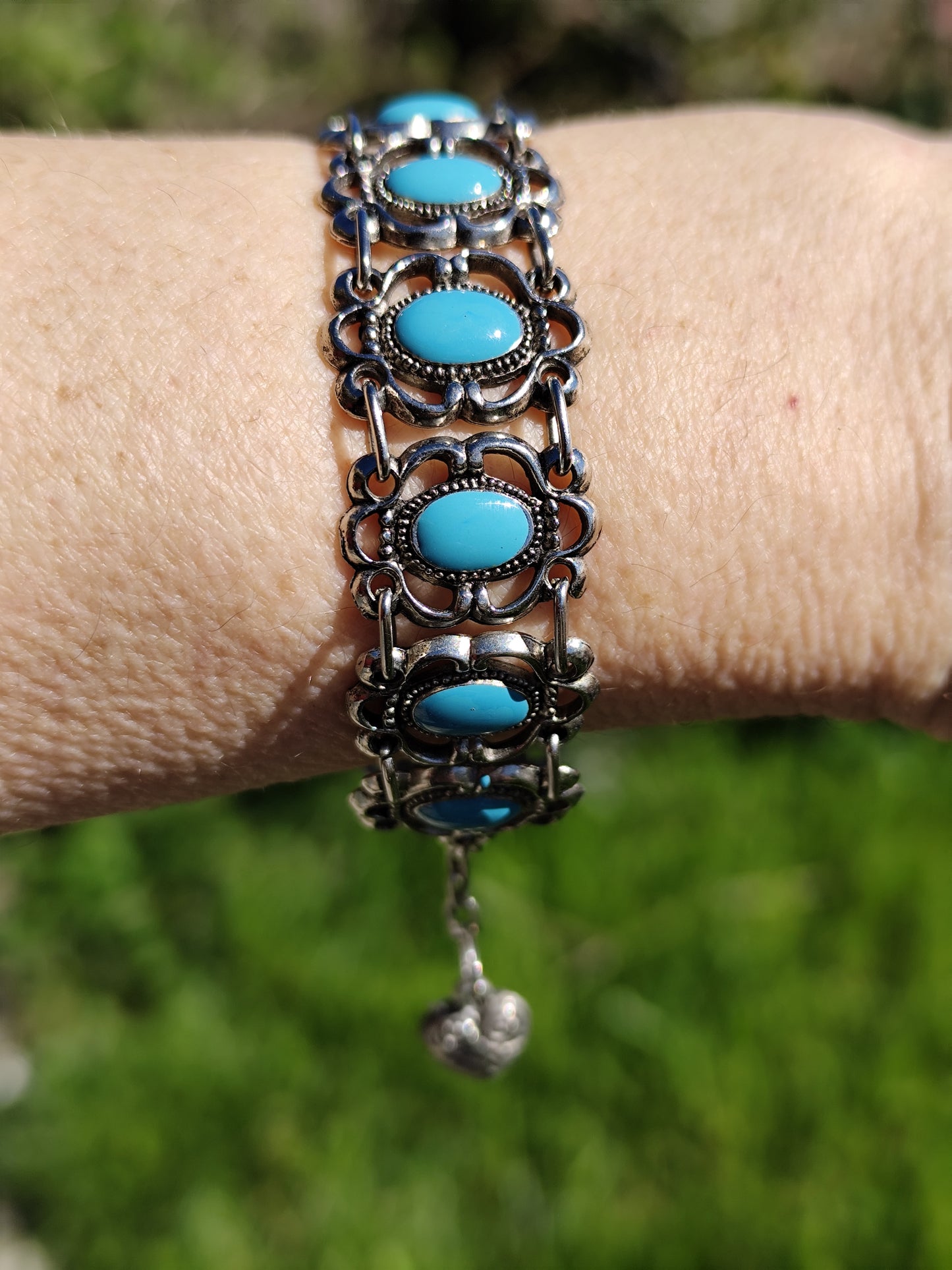 Bracelet manchette argenté et cabochons turquoise