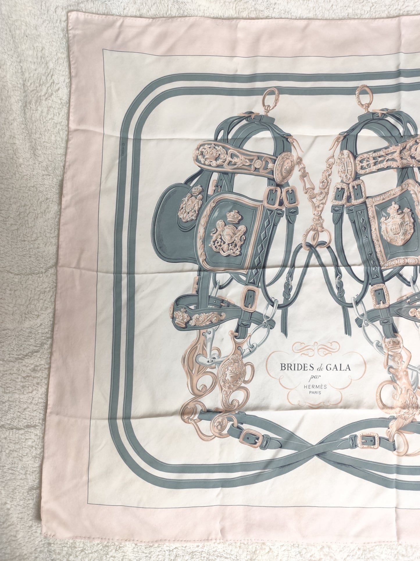 Carré en soie imprimé rose poudré  vintage – Brides de Gala – Hermès Paris