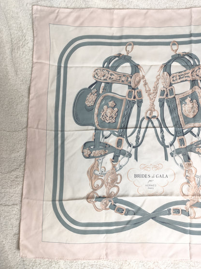 Carré en soie imprimé rose poudré  vintage – Brides de Gala – Hermès Paris