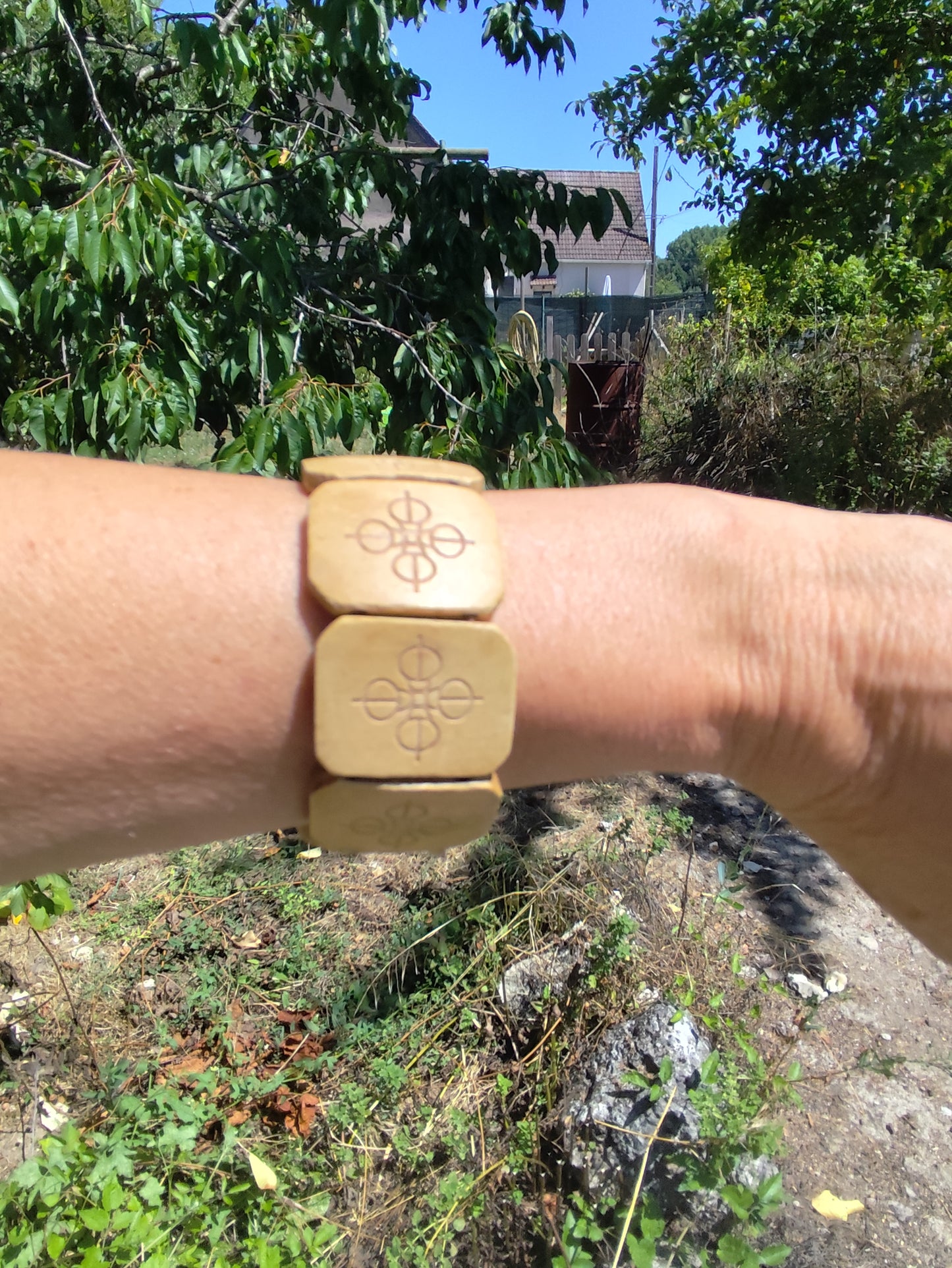 Bracelet  large en bois gravé