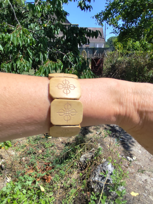 Bracelet  large en bois gravé
