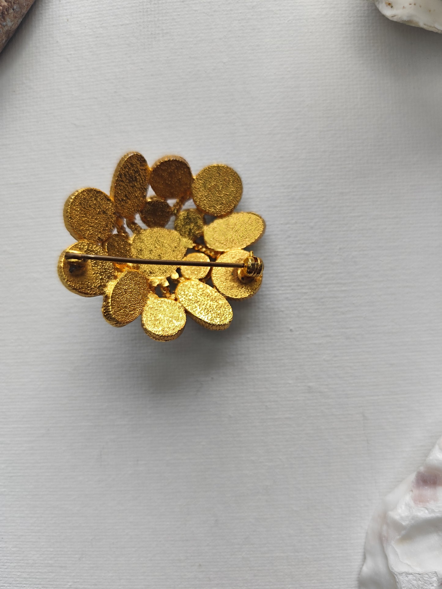 Broche Vintage Fantaisie – Strass Vert Émeraude & Perles Blanches