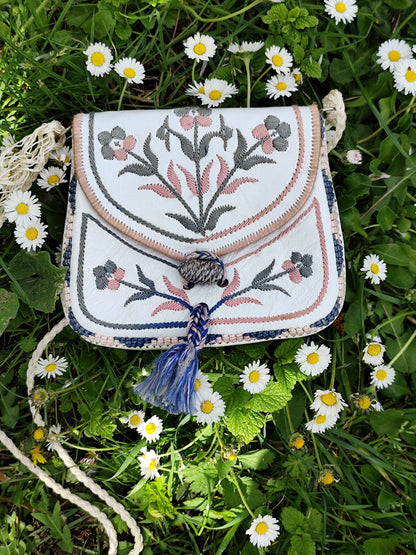 Petit sac brodé à rabat – Cuir & détails bohèmes