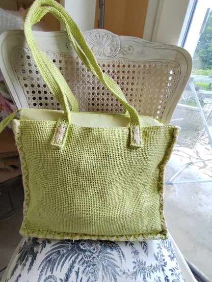 Sac cabas bohème en papier tressé vert anis - 25 x 38 cm