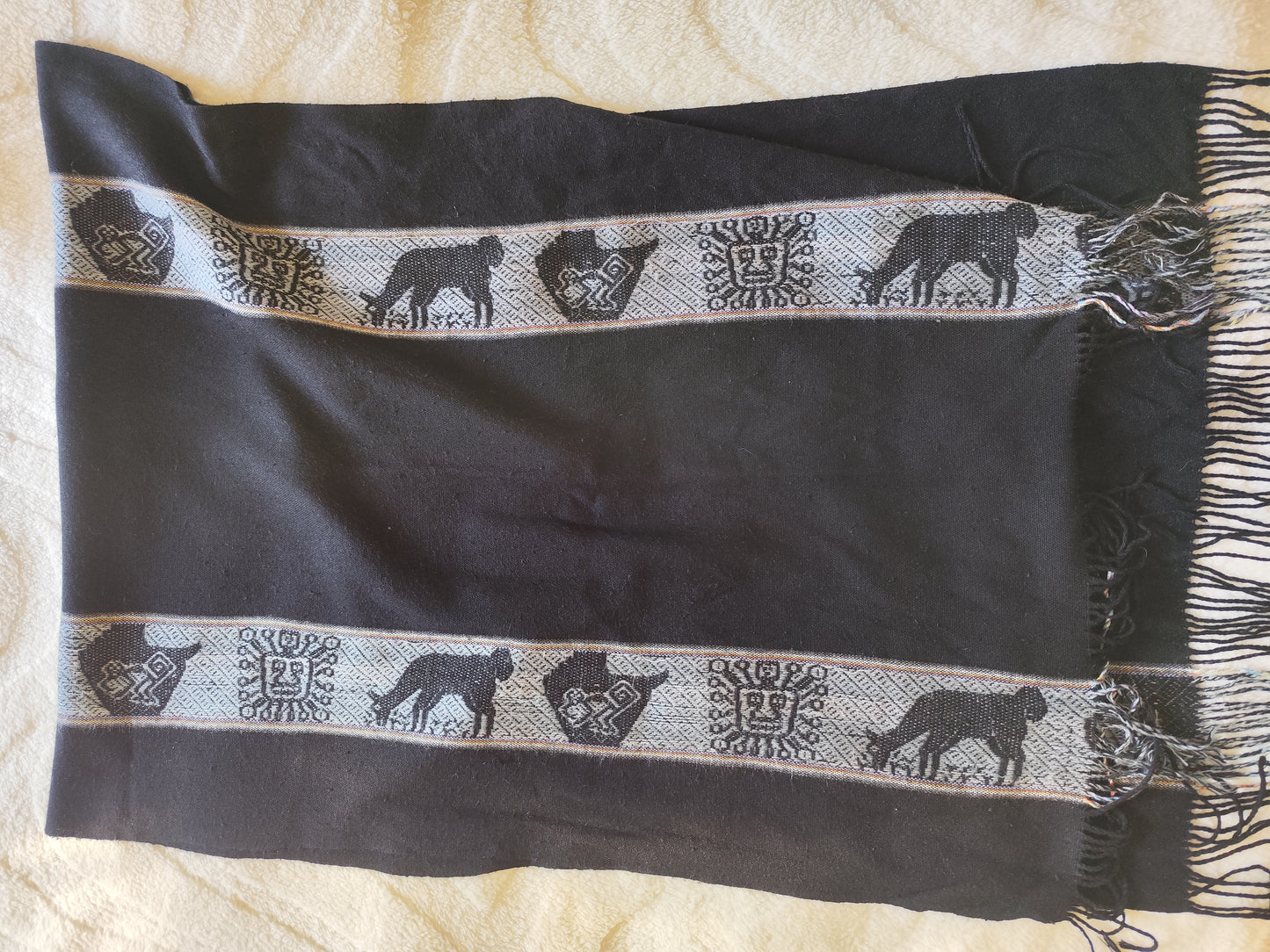 Écharpe noire motifs ethniques – 166x60 cm