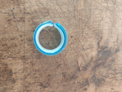 Bague ouverte en résine bleu - diamètre 2 cm