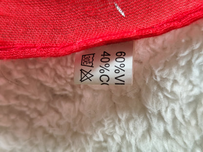 Foulard rouge à plumes argentées – viscose et coton – 192 x 69 cm