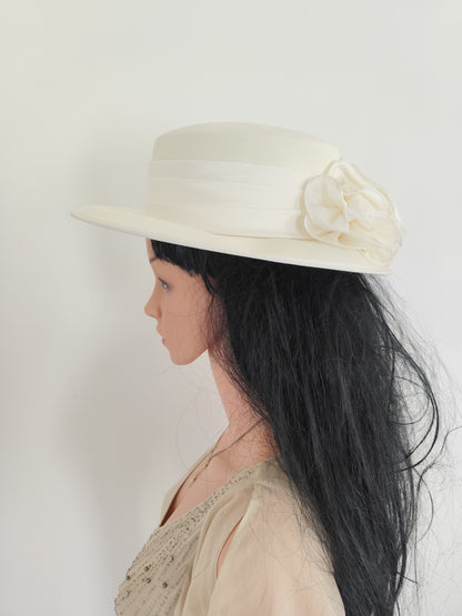 Chapeau de cérémonie vintage ivoire – bord large & fleur