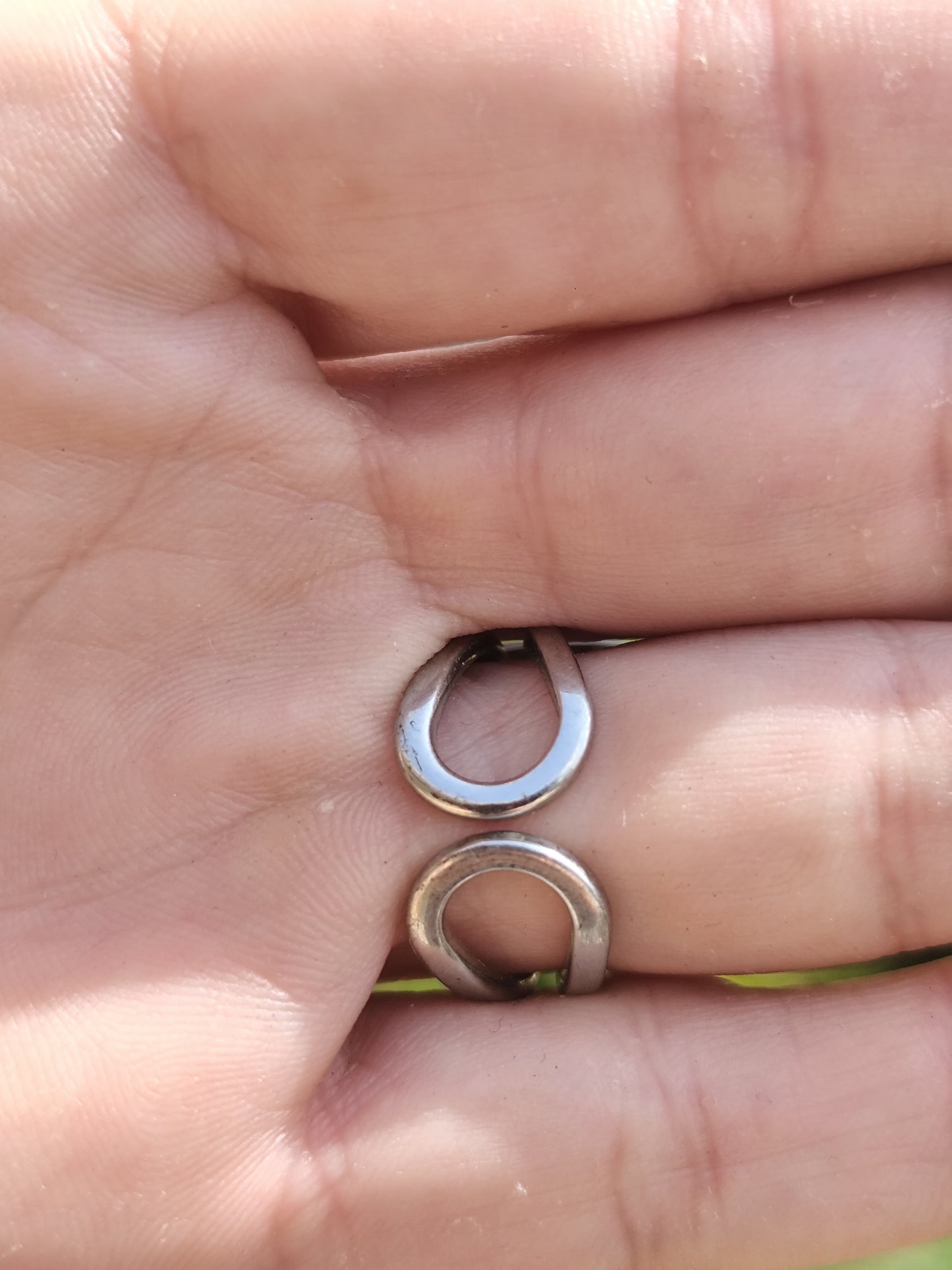 Bague ovale blanche réglable