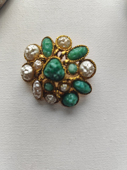 Broche Vintage Fantaisie – Strass Vert Émeraude & Perles Blanches