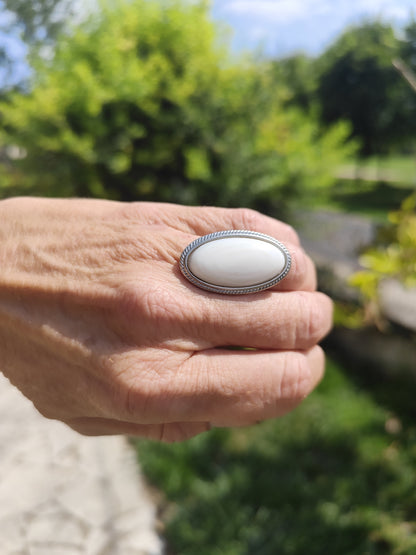 Bague ovale blanche réglable