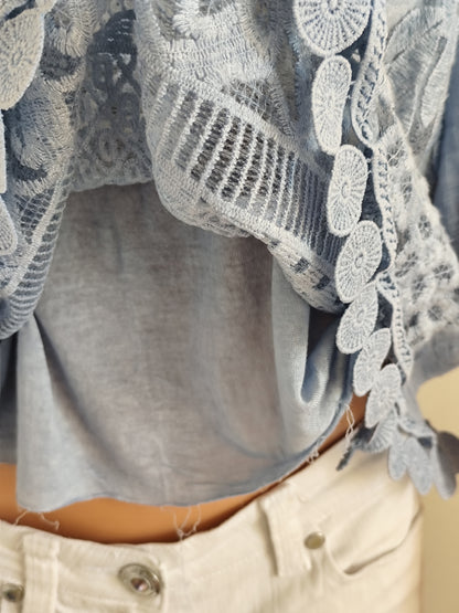Haut bleu  – broderies ajourées – Taille 36 à 40