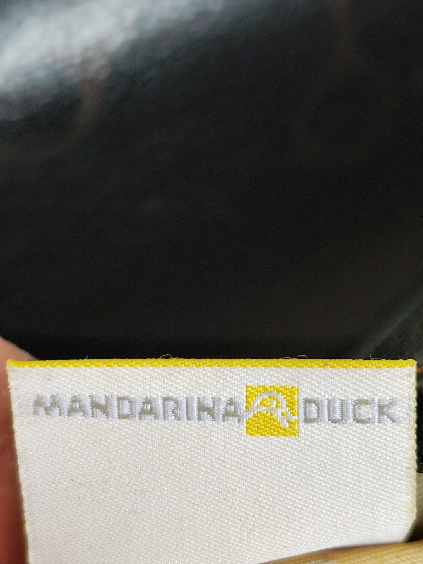 Sac besace Mandarina Duck noir motifs fleurs – 26 x 23 cm