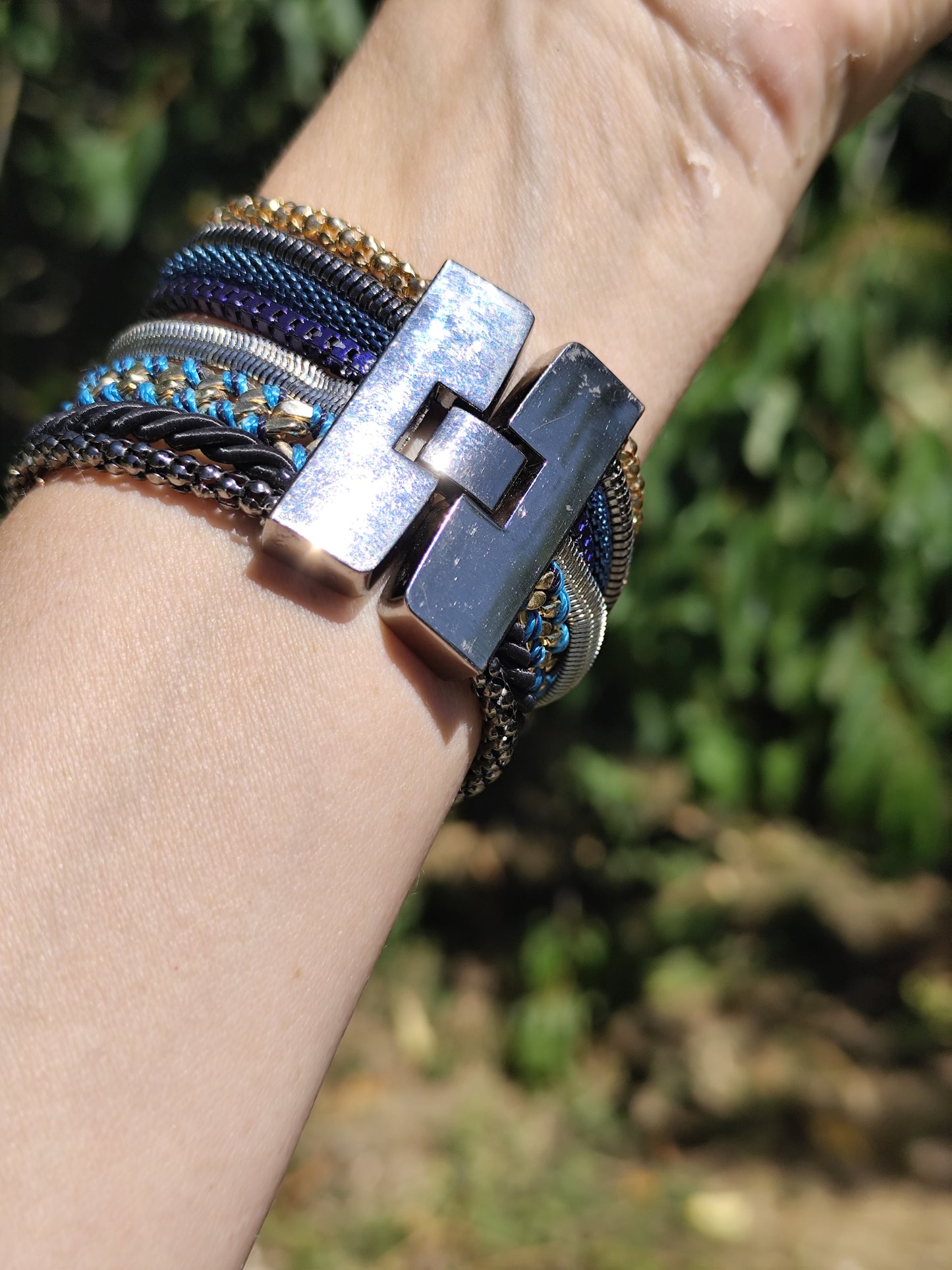 Bracelet manchette bleu nuit à fermoir