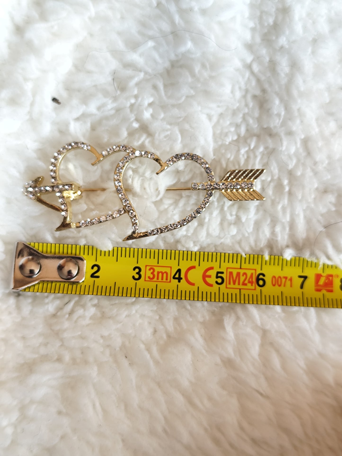 Broche dorée doubles cœurs et flèche strass