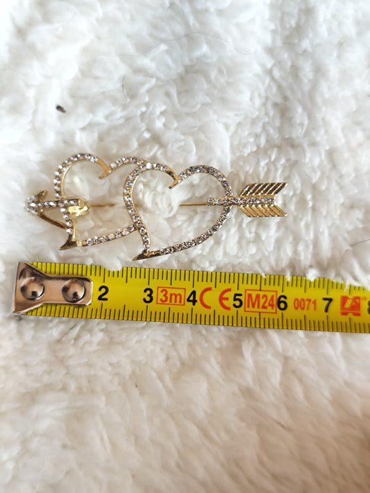 Broche dorée doubles cœurs et flèche strass