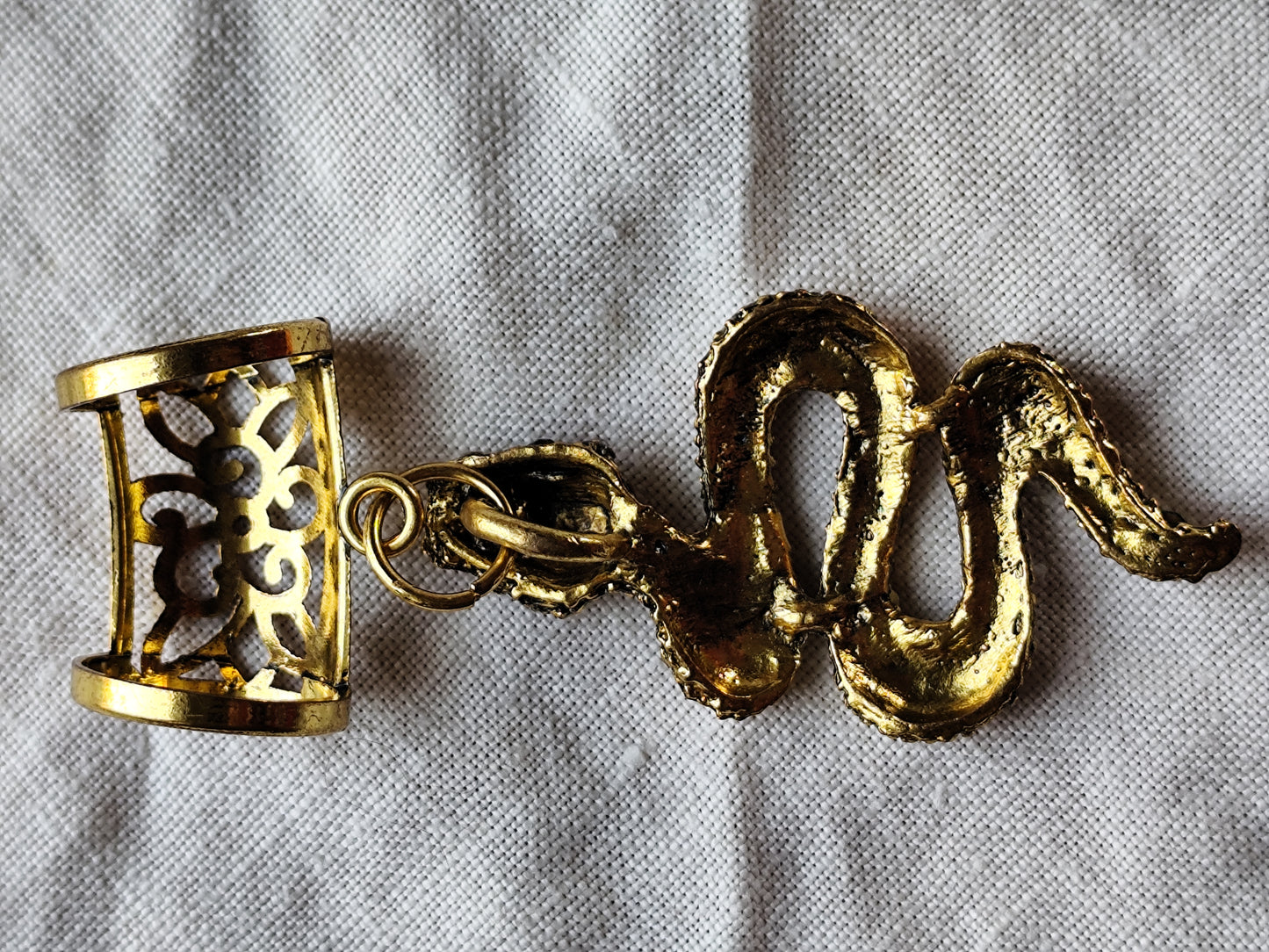 Attache foulard serpent doré et strass colorés