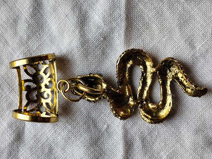 Attache foulard serpent doré et strass colorés