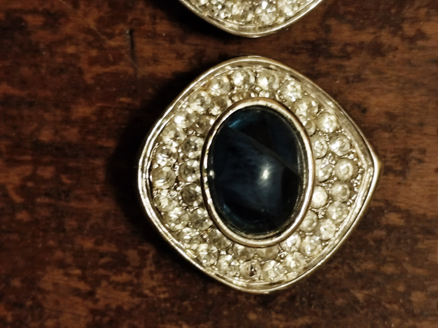 Clips d’oreilles dorés à cabochon bleu marbré – Années 80