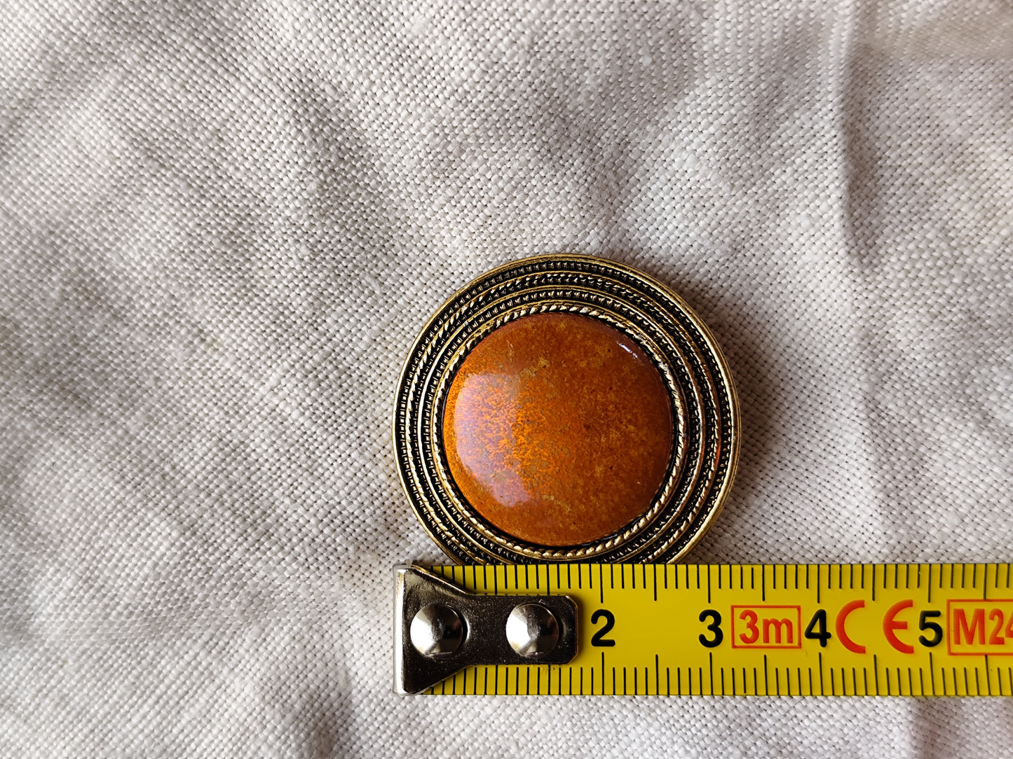 Attache foulard doré émaillé ambre