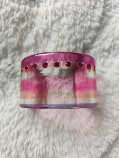 Bracelet manchette rigide – résine rose & strass – vintage