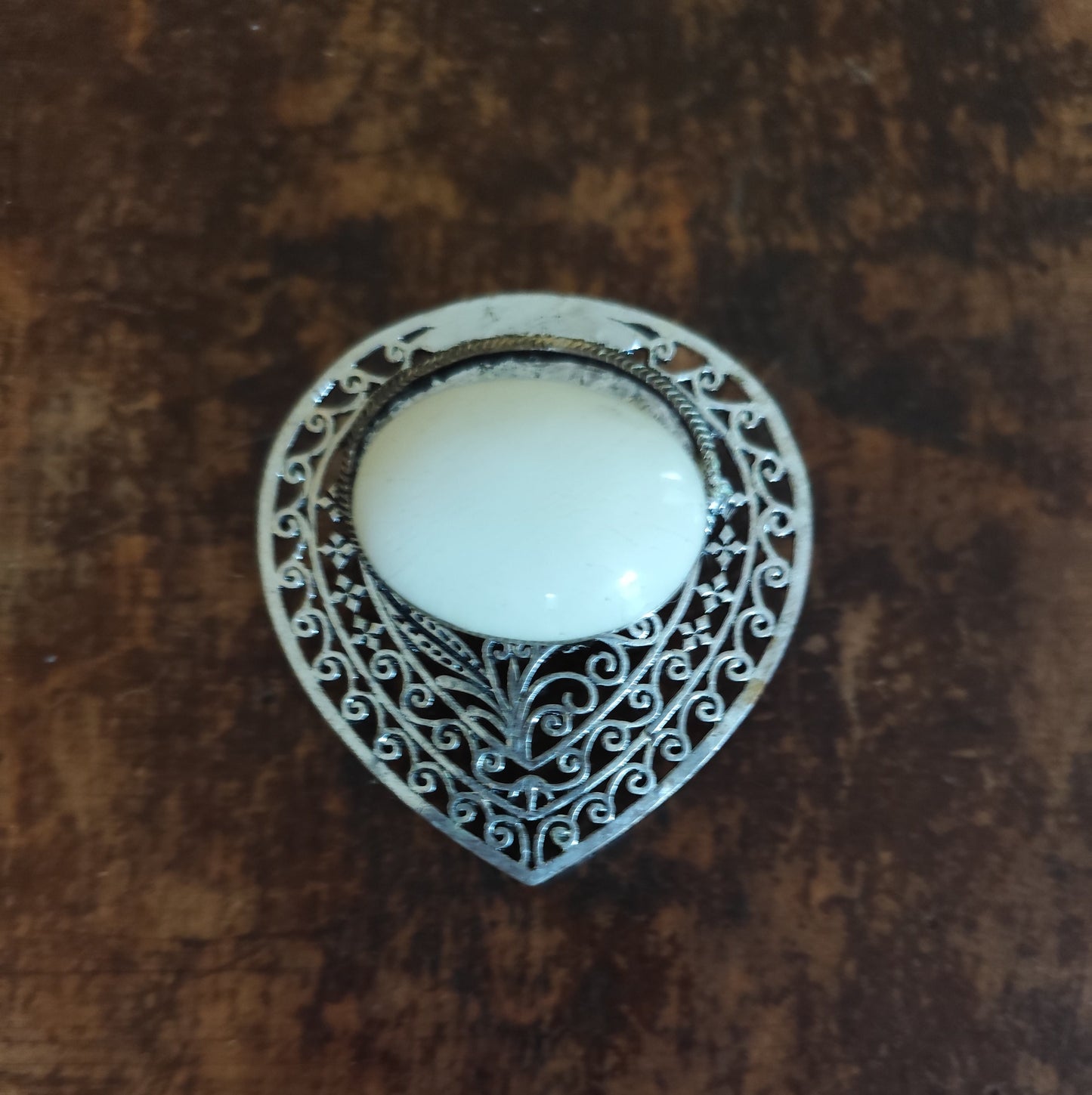 Attache foulard aimantée vintage – cabochon blanc