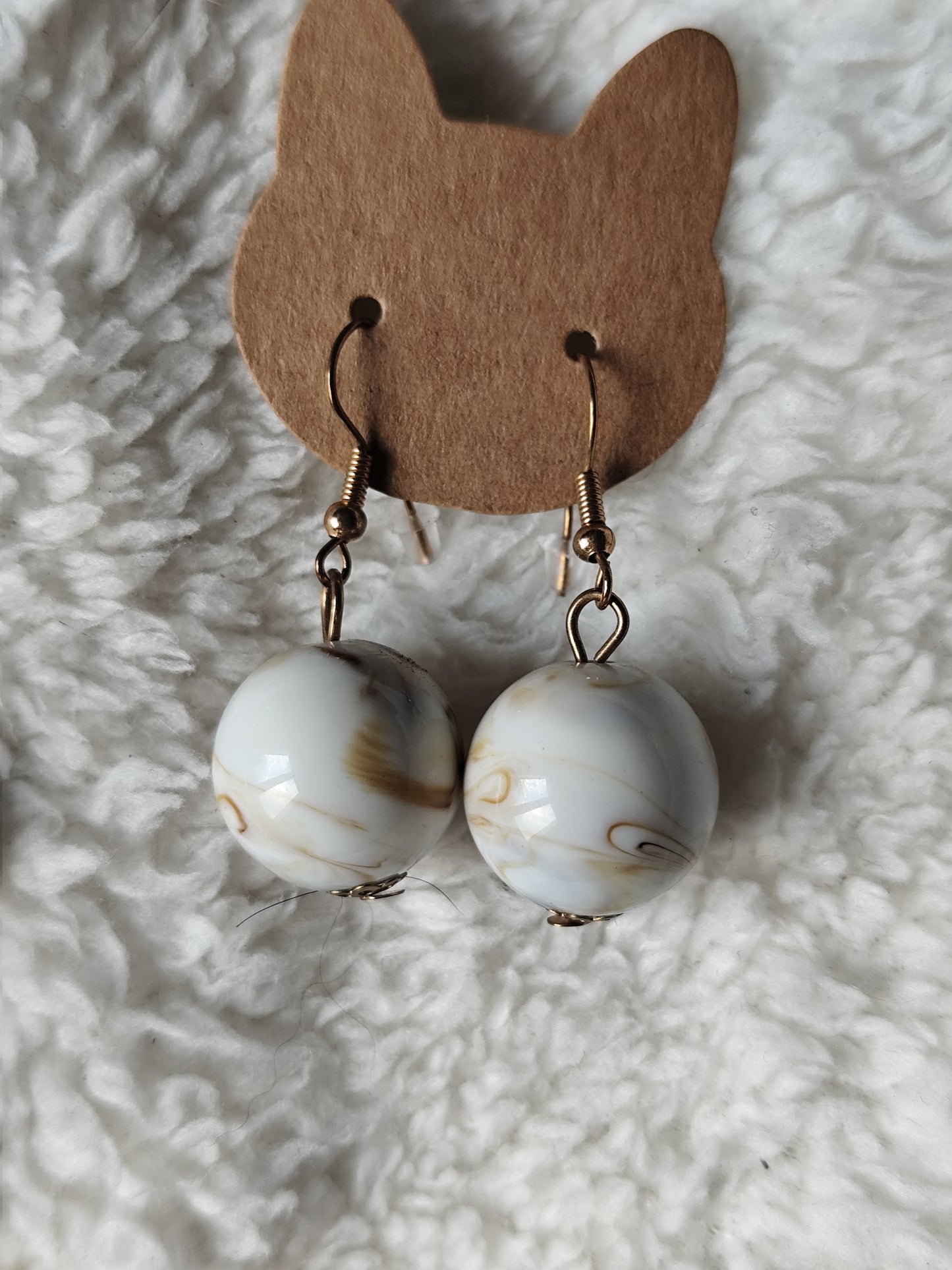 Parure collier et boucles d'oreilles perles marbrées blanc et doré