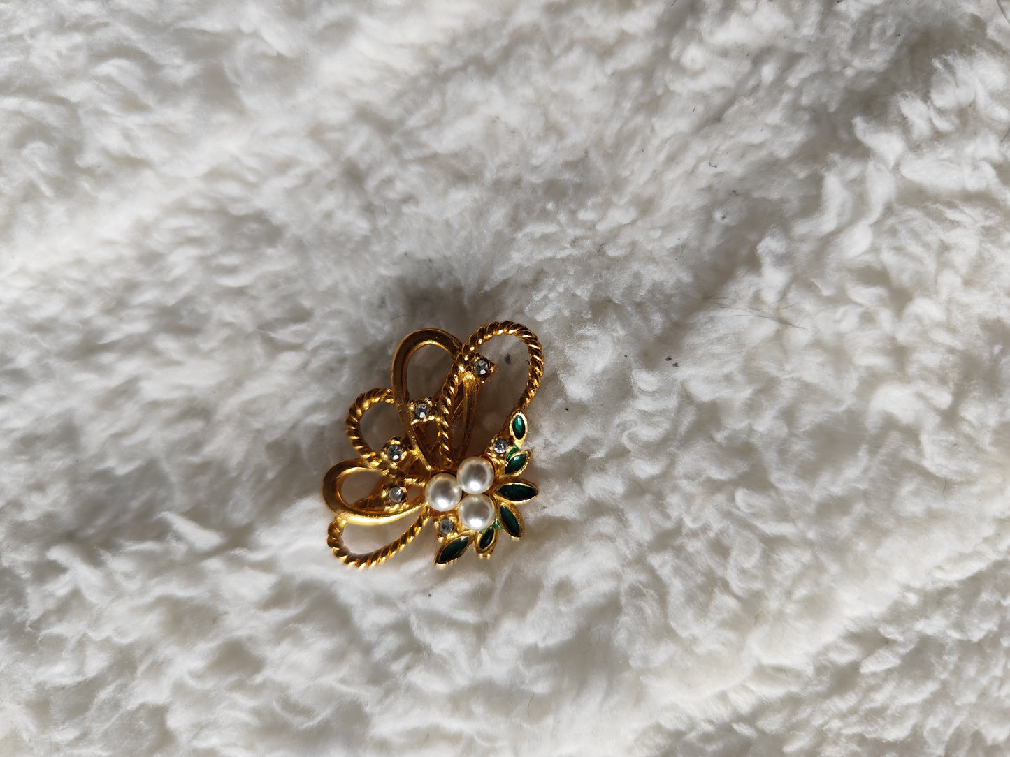 Broche vintage dorée fleur perle et strass verts