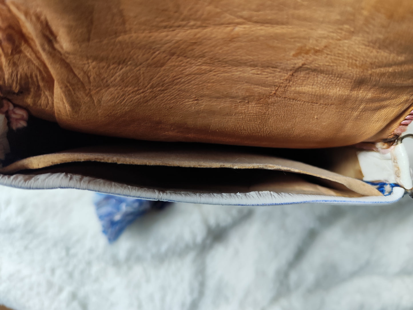 Petit sac brodé à rabat – Cuir & détails bohèmes