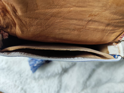 Petit sac brodé à rabat – Cuir & détails bohèmes