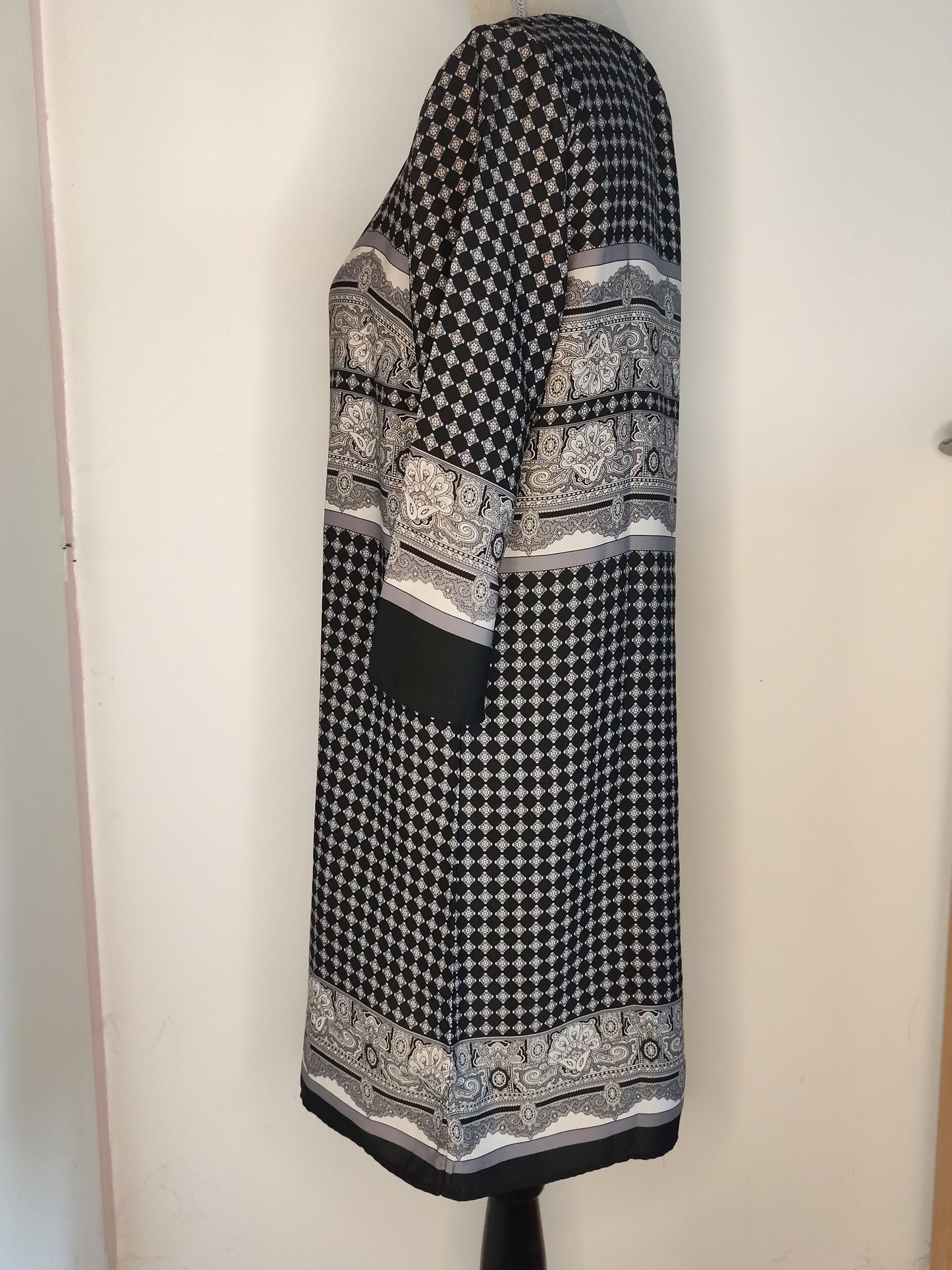 Robe Noire & Blanche Motifs Graphiques – Mango  - Taille 38/40