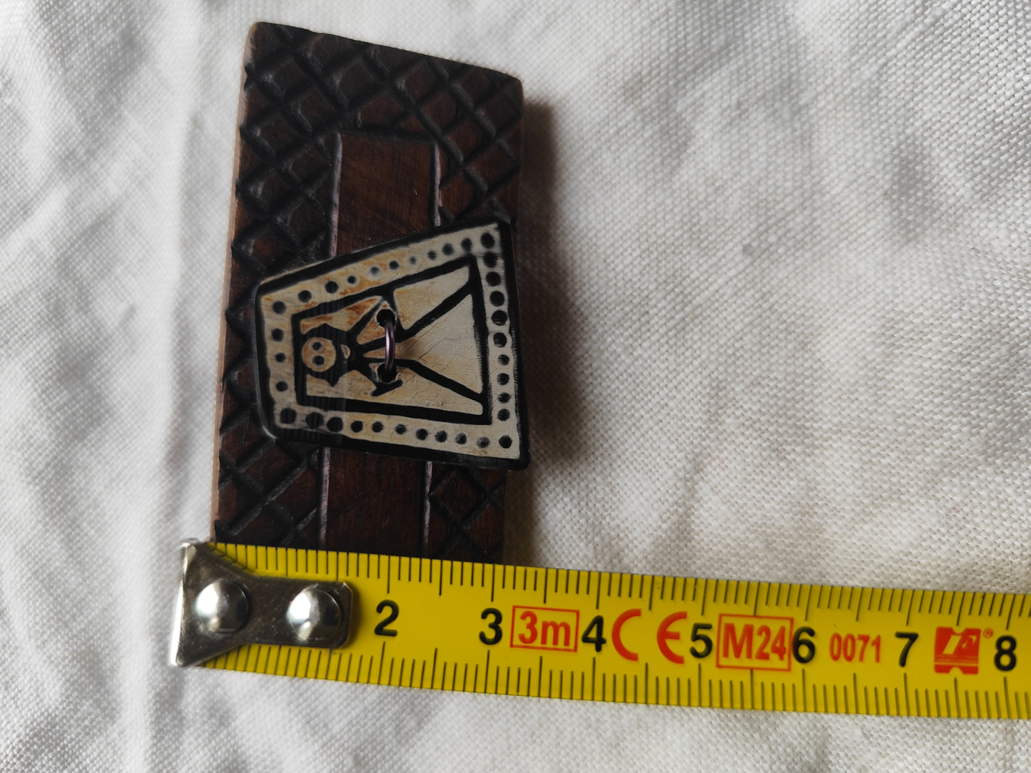 Broche vintage en bois motif personnage