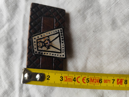 Broche vintage en bois motif personnage