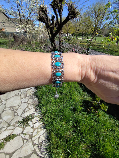 Bracelet manchette argenté et cabochons turquoise