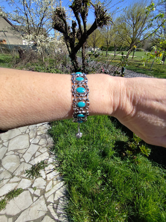 Bracelet manchette argenté et cabochons turquoise