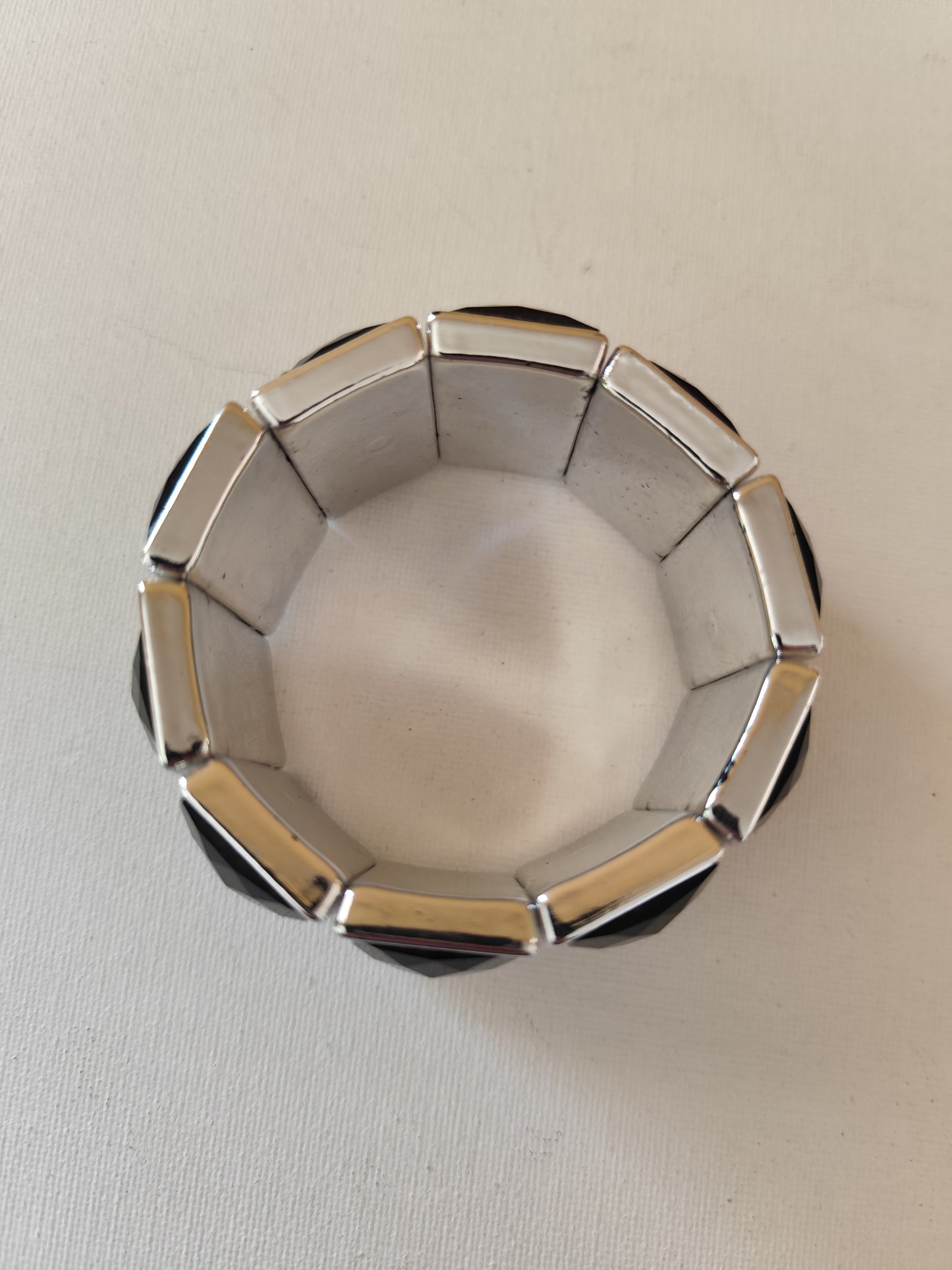 Bracelet chunky noir facetté – effet bijou couture