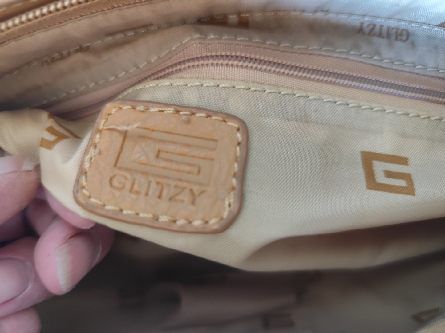 Sac à main porté épaule Glitzy - Imprimé monogramme et finitions camel