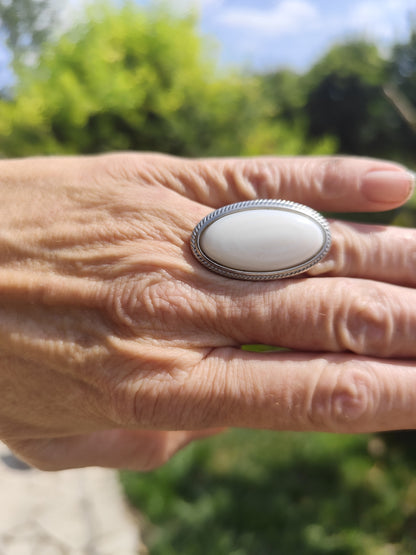 Bague ovale blanche réglable