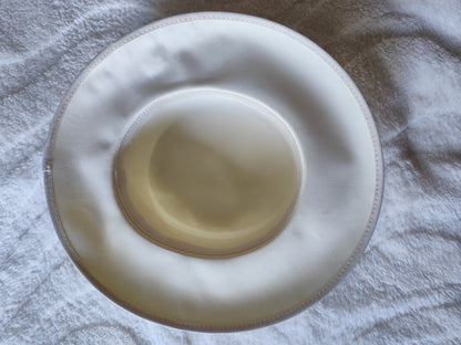 Chapeau de cérémonie vintage ivoire – bord large & fleur