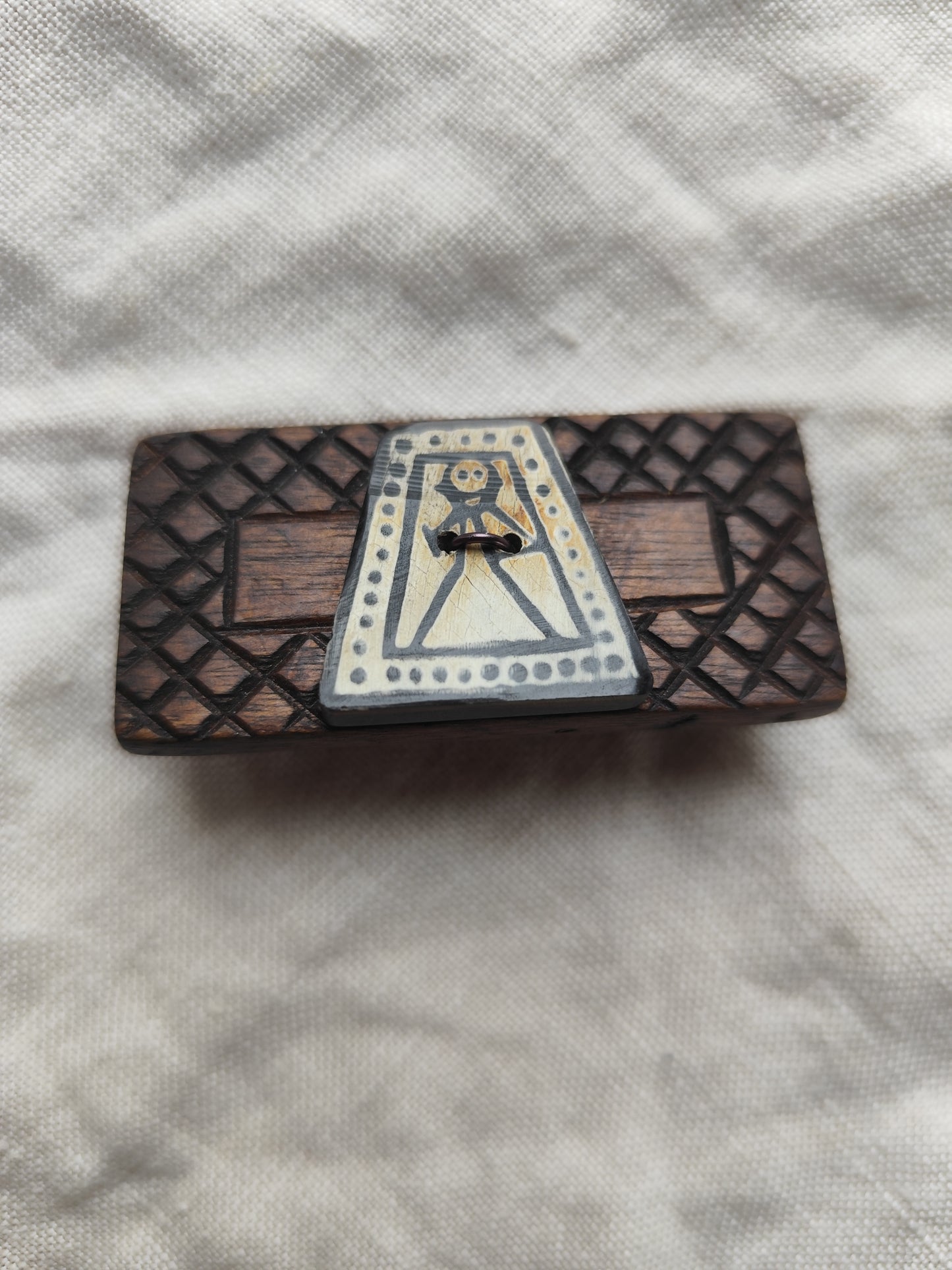 Broche vintage en bois motif personnage