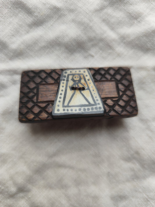 Broche vintage en bois motif personnage