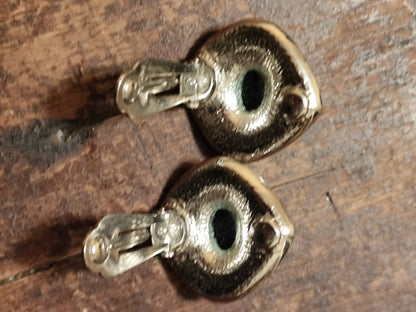 Clips d’oreilles dorés à cabochon bleu marbré – Années 80
