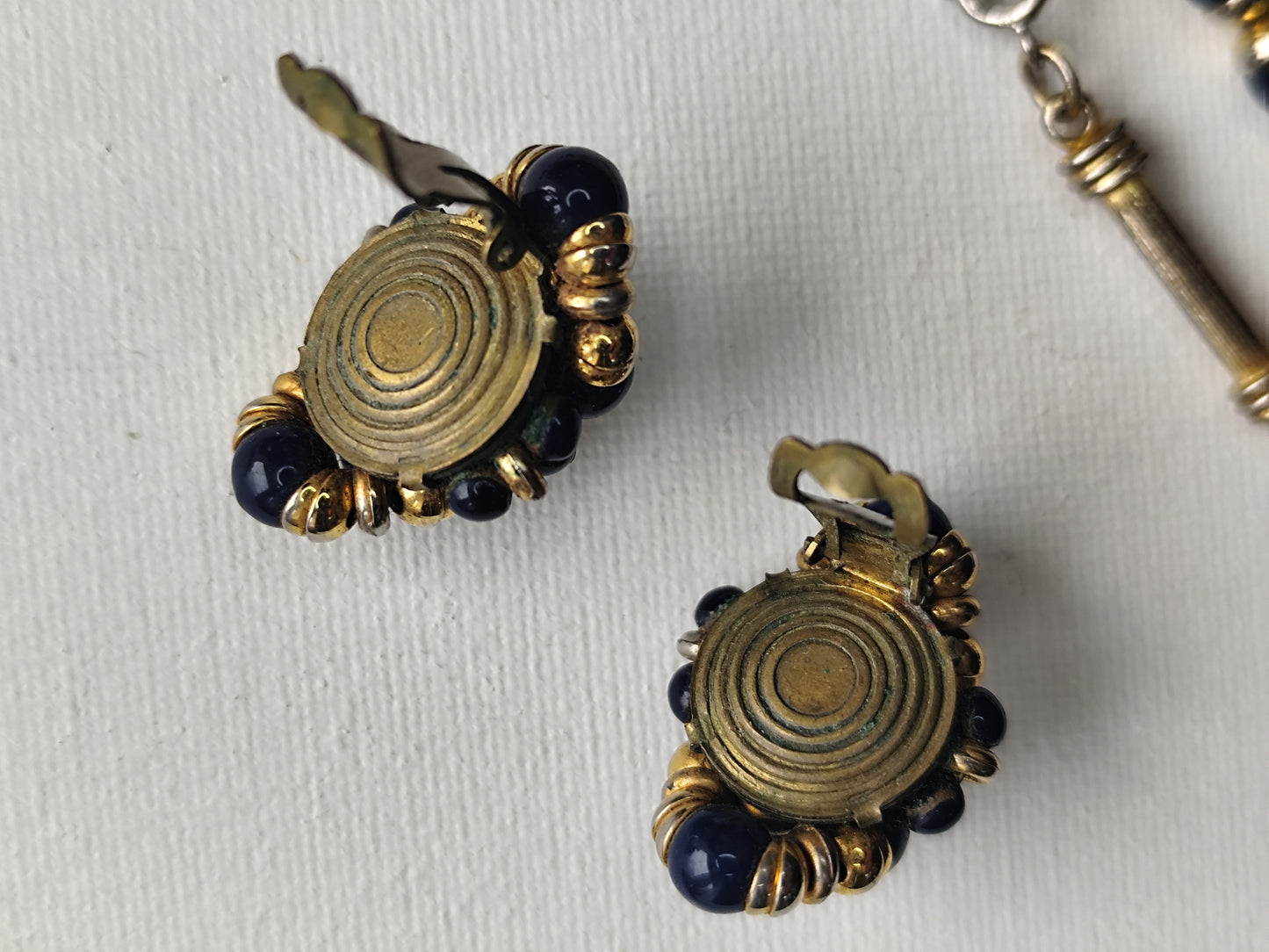 Parure Vintage Années 80/90 – Collier Sautoir & Boucles d’Oreilles – Perles Bleu Nuit & Doré