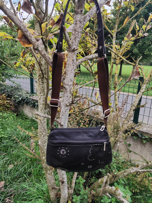 Sac besace Mandarina Duck noir motifs fleurs – 26 x 23 cm