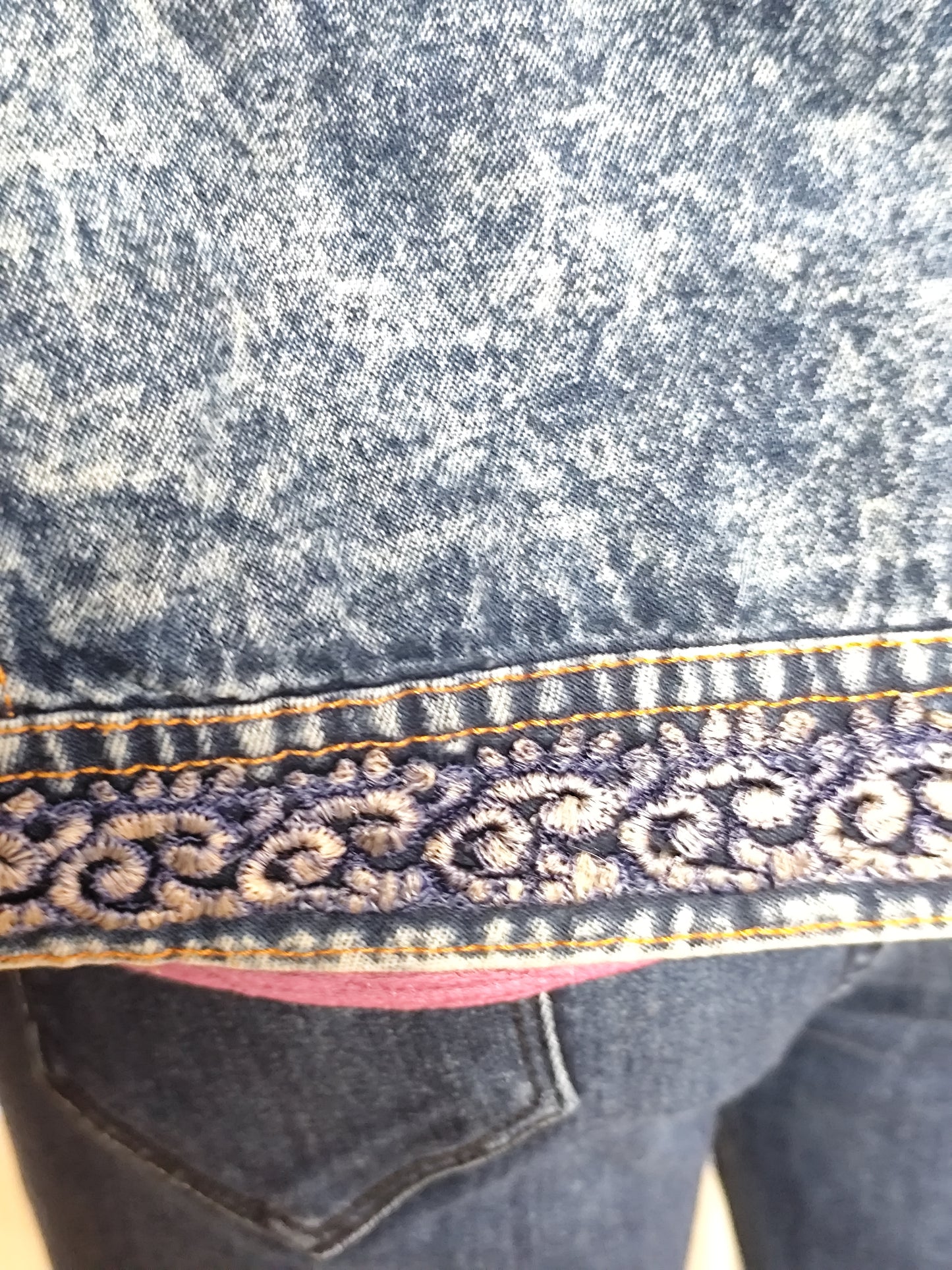 Veste en jean vintage avec broderies florales - Taille 38/40