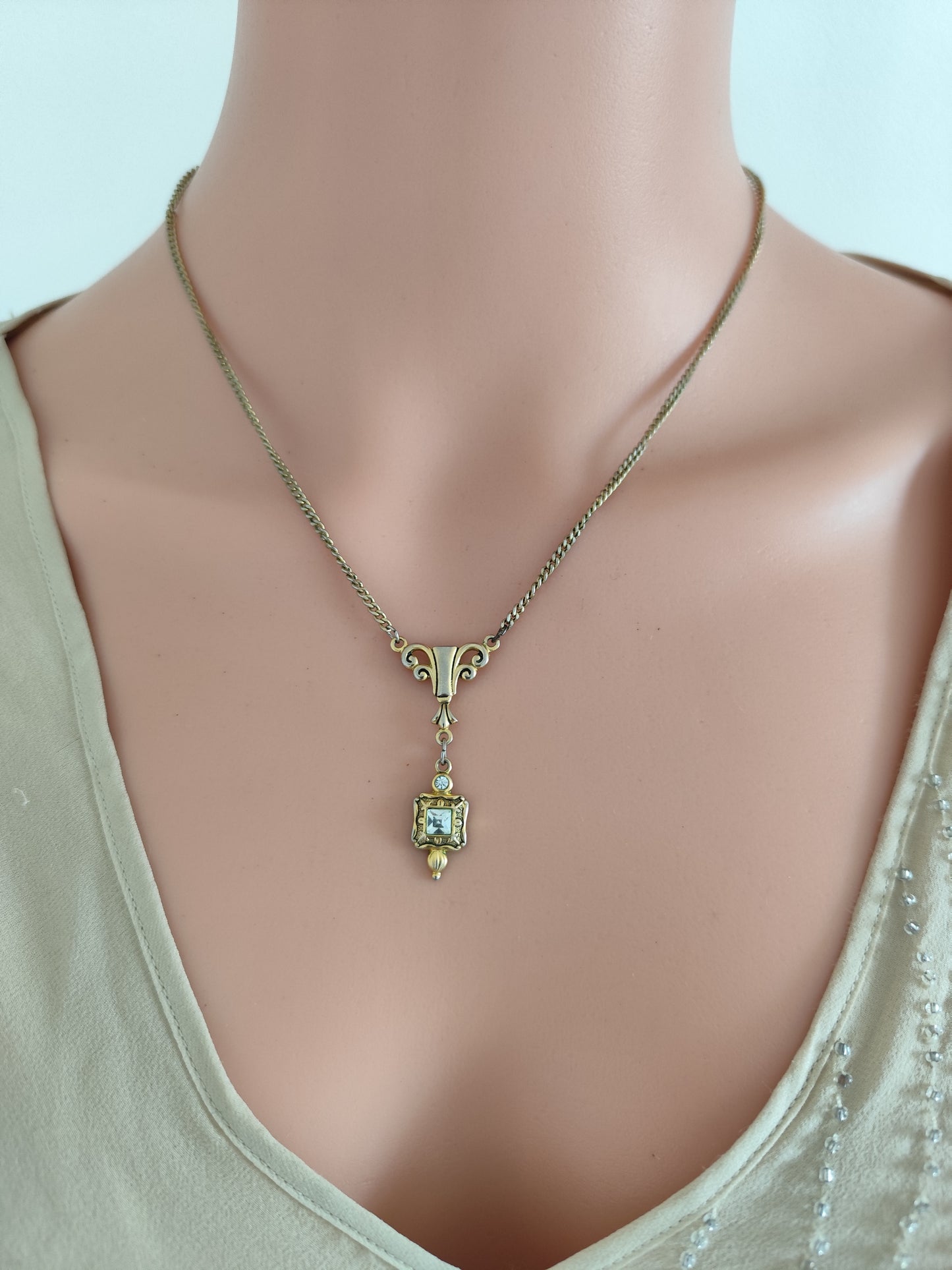 Collier doré avec pendentif intégré rétro