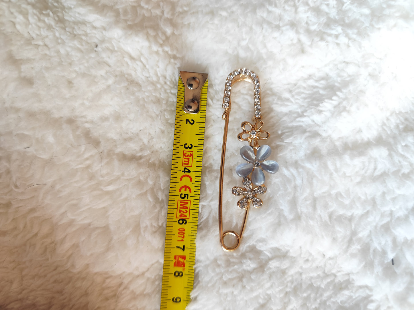 Broche épingle à nourrice dorée fleurs bleues et strass