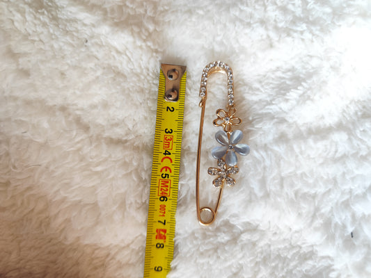 Broche épingle à nourrice dorée fleurs bleues et strass